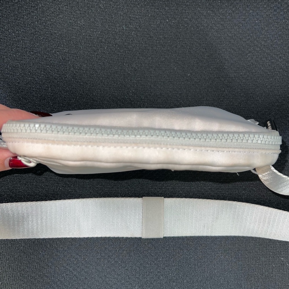 Lululemon Everywhere Belt Bag 1L - Picture 5 of 12